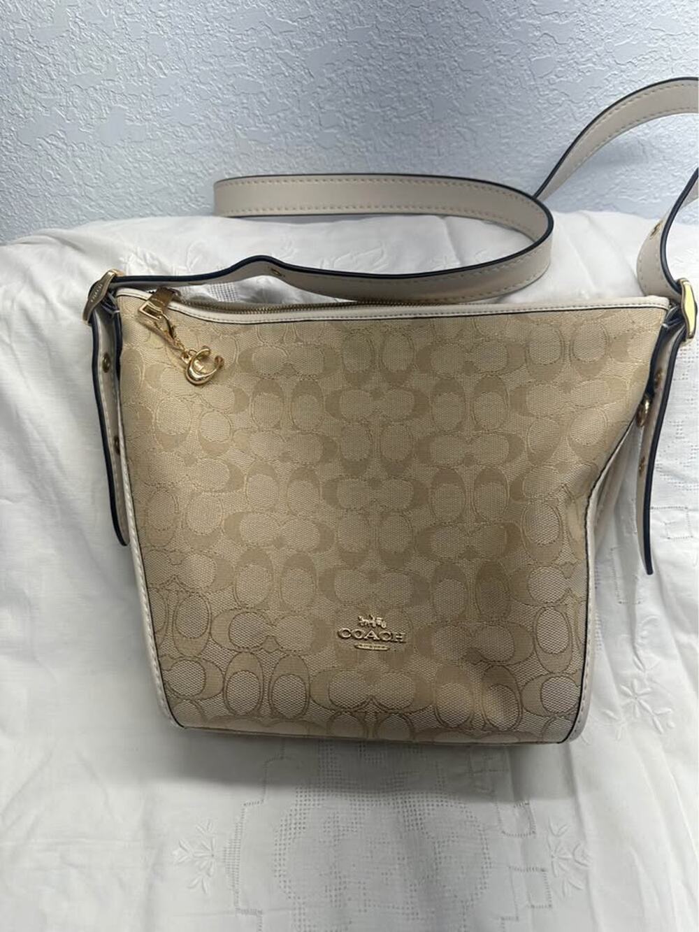 NeW Coach Signature Canvas Shoulder Bag Beige Cream. B-322